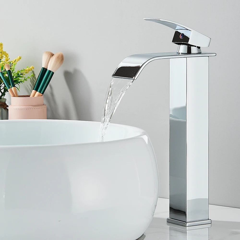Mitigeur de salle de bain noir mat à bec cascade – jet doux, poignée latérale et finition résistante