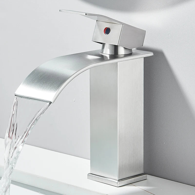 Mitigeur de salle de bain noir mat à bec cascade – jet doux, poignée latérale et finition résistante