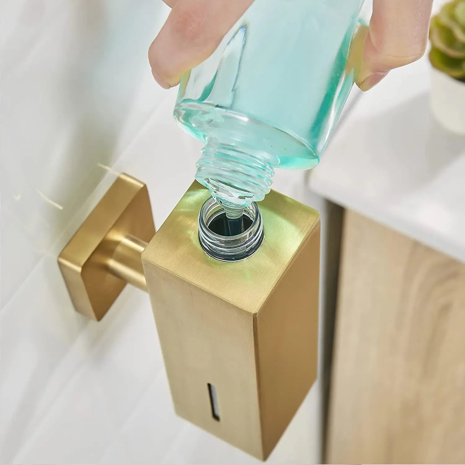 Distributeur de savon mural pour salle de bain moderne - Focett