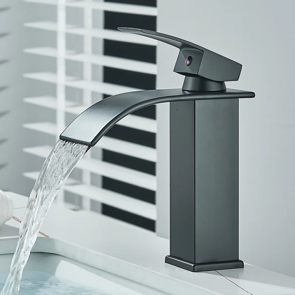 Mitigeur de salle de bain noir mat à bec cascade – jet doux, poignée latérale et finition résistante - Focett