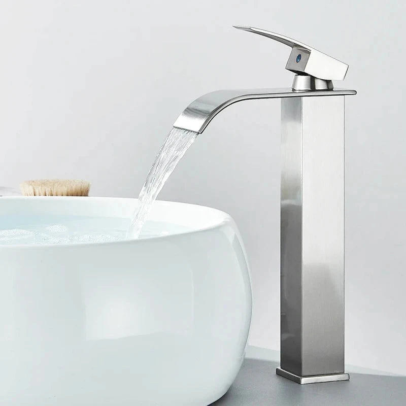 Mitigeur de salle de bain noir mat à bec cascade – jet doux, poignée latérale et finition résistante - Focett