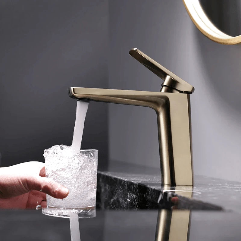 Robinet mitigeur de salle de bain or brossé carré avec poignée latérale – laiton massif, régulation fluide et style moderne - Focett