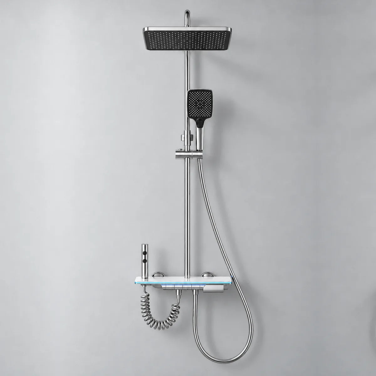 Colonne de douche thermostatique Focett finition argenté, chrome brillant et plateau en verre blanc, vue de face sur fond gris clair