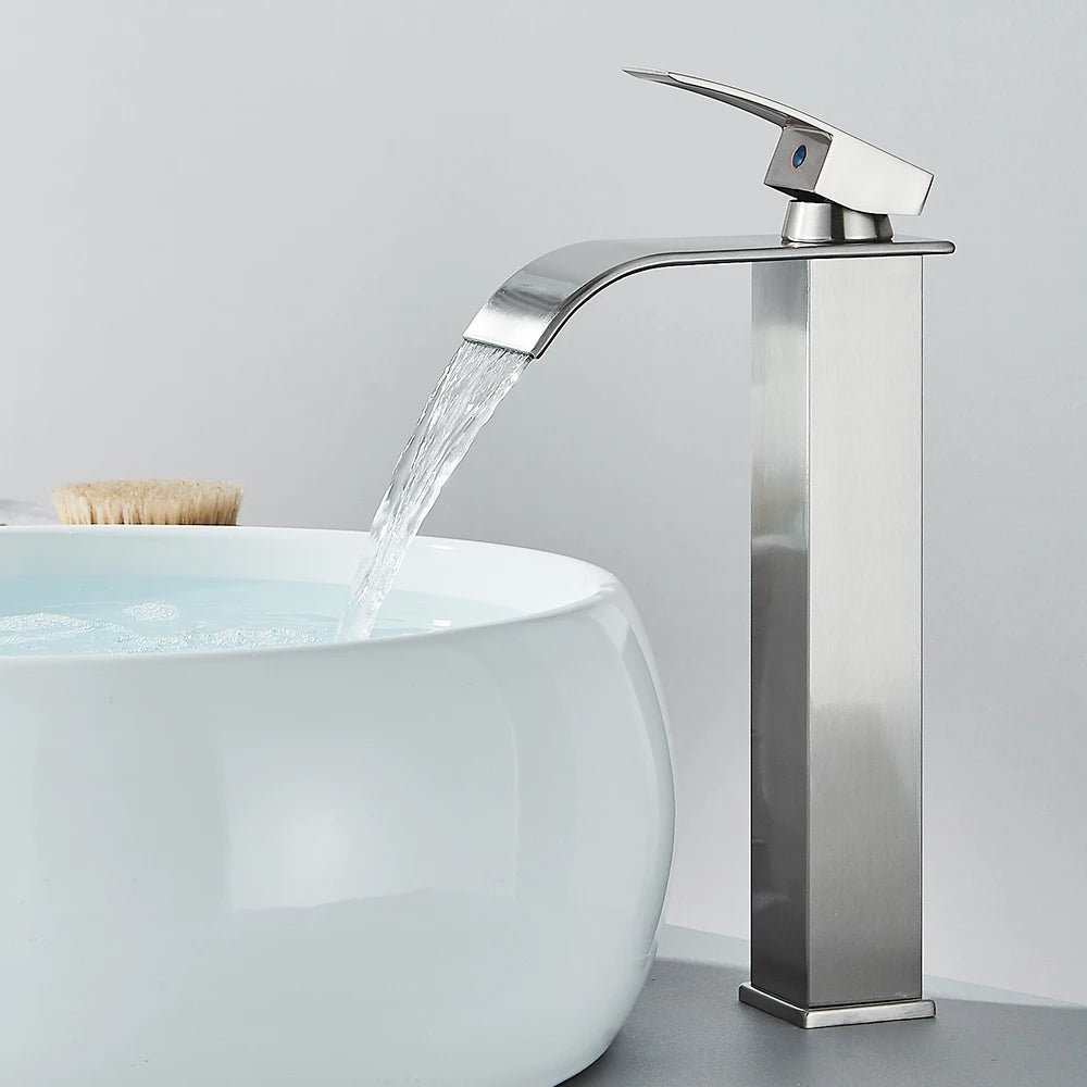 Mitigeur de salle de bain noir mat à bec cascade – jet doux, poignée latérale et finition résistante - Focett