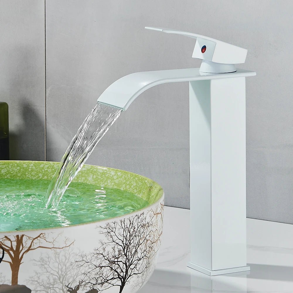 Mitigeur de salle de bain noir mat à bec cascade – jet doux, poignée latérale et finition résistante - Focett