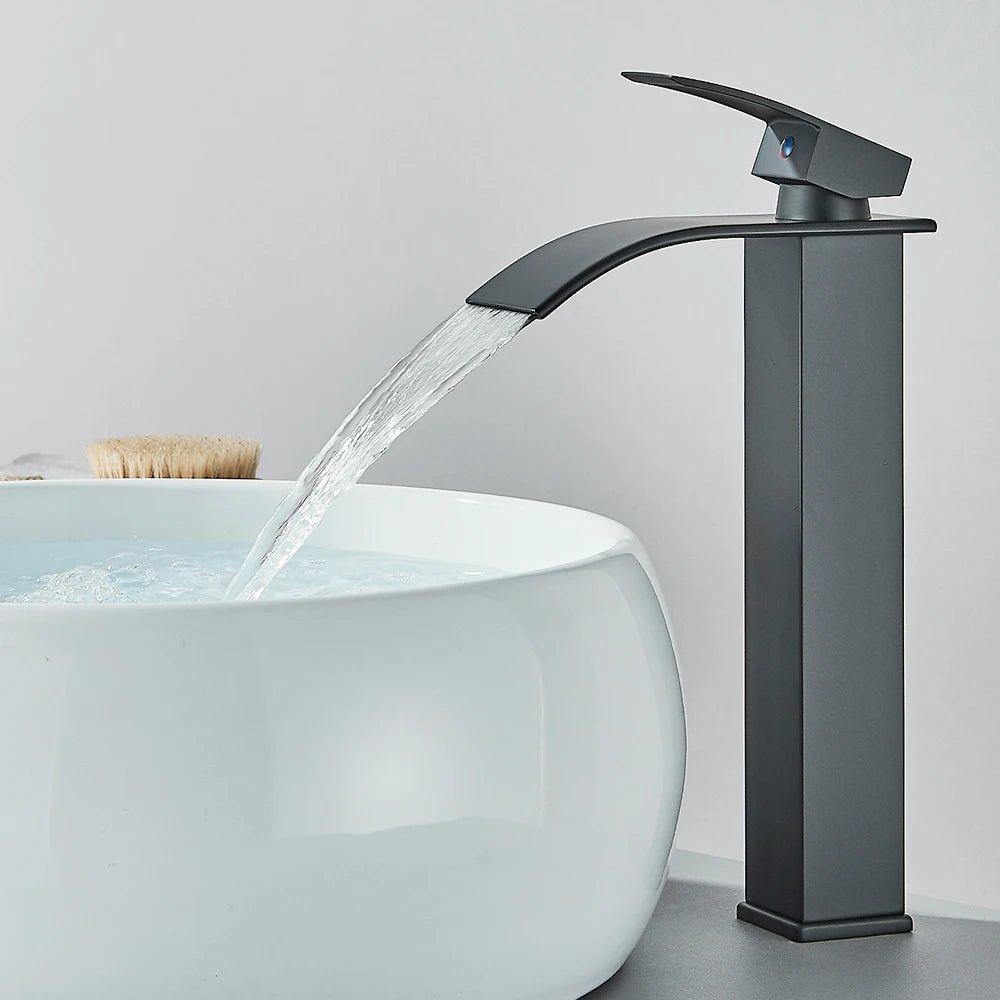 Mitigeur de salle de bain noir mat à bec cascade – jet doux, poignée latérale et finition résistante - Focett
