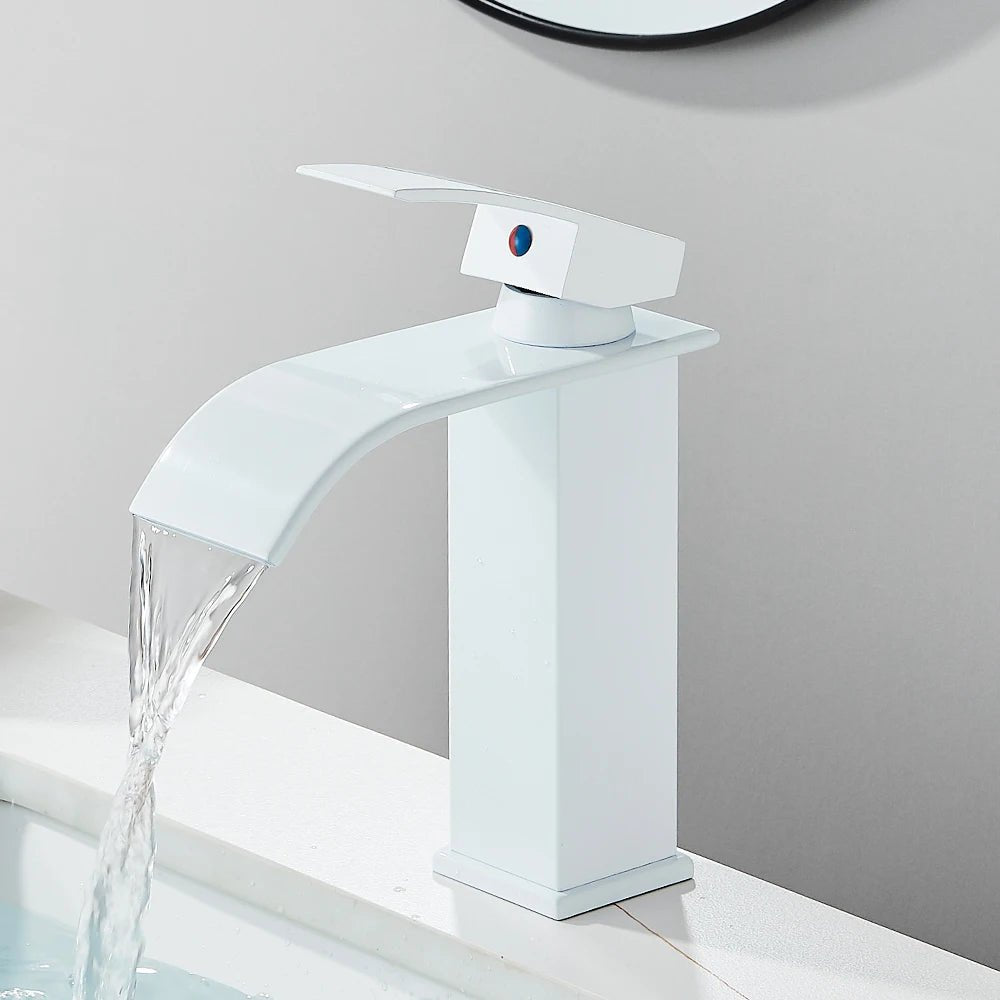 Mitigeur de salle de bain noir mat à bec cascade – jet doux, poignée latérale et finition résistante - Focett