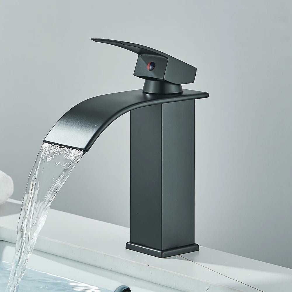 Mitigeur de salle de bain noir mat à bec cascade – jet doux, poignée latérale et finition résistante - Focett