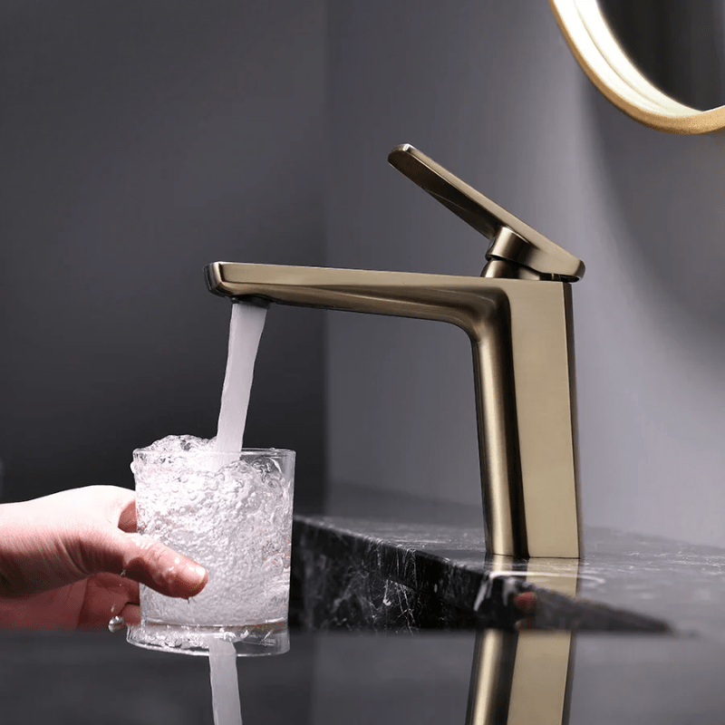 Mitigeur de salle de bain or brossé carré avec poignée latérale – laiton massif, régulation fluide et style moderne - Focett